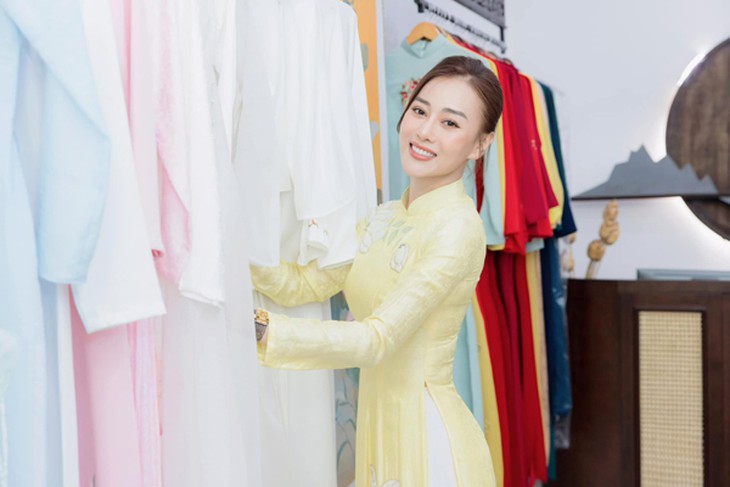 Đi thử áo dài ăn hỏi cùng con dâu, mẹ Shark Bình khen Phương Oanh hết lời - Ảnh 10.
