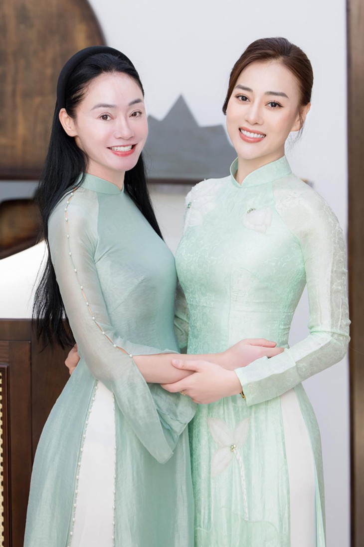 Đi thử áo dài ăn hỏi cùng con dâu, mẹ Shark Bình khen Phương Oanh hết lời - Ảnh 4.