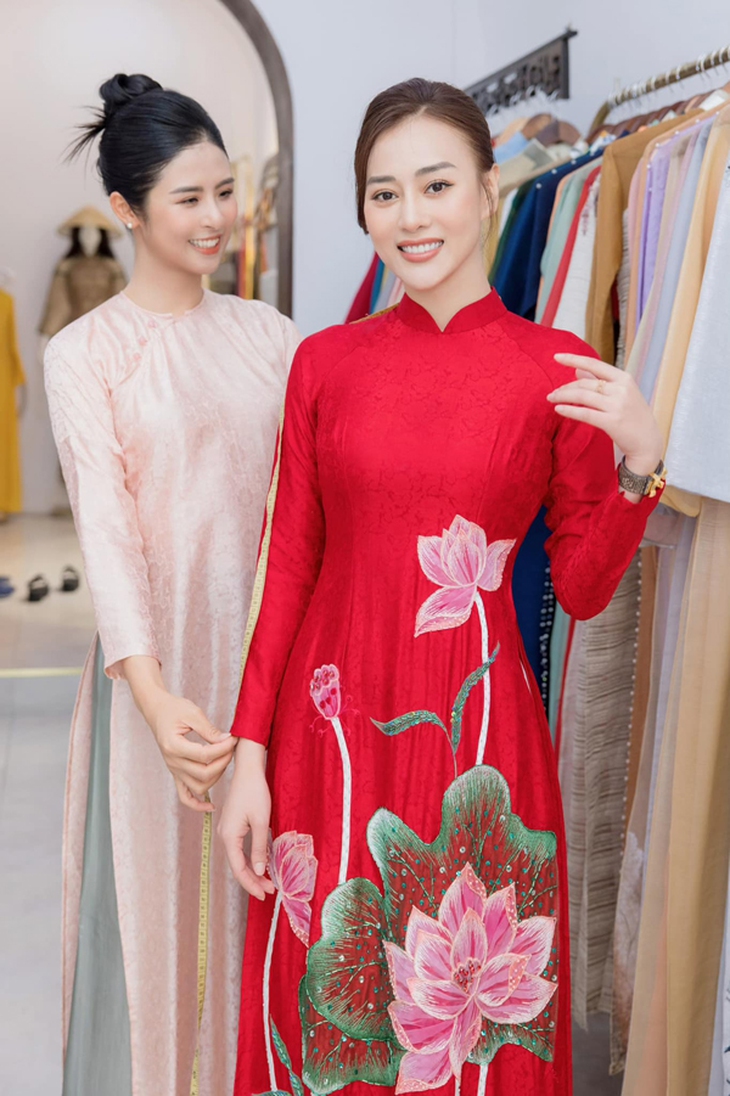 Đi thử áo dài ăn hỏi cùng con dâu, mẹ Shark Bình khen Phương Oanh hết lời - Ảnh 8.