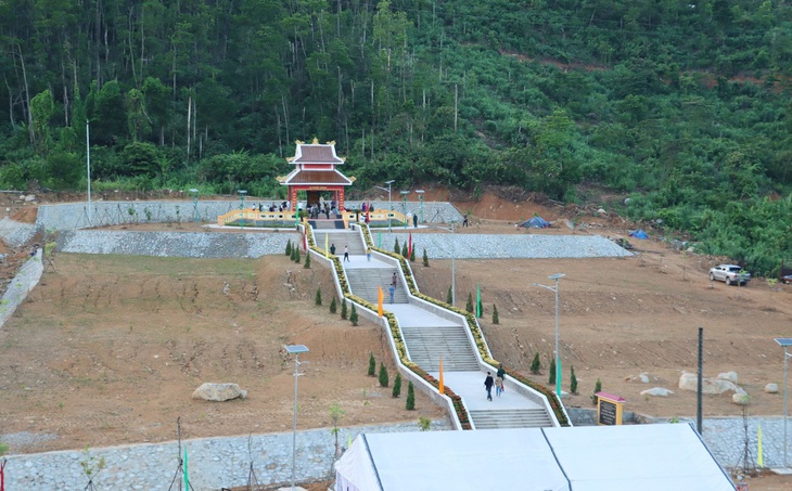 Khánh thành Nhà tưởng niệm Liệt sĩ hy sinh khi làm nhiệm vụ cứu nạn ở Rào Trăng 3 - Ảnh 2.
