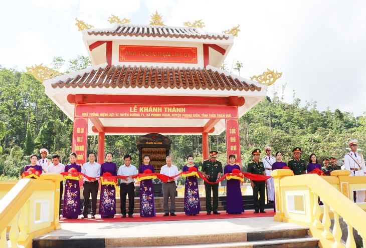 Khánh thành Nhà tưởng niệm Liệt sĩ hy sinh khi làm nhiệm vụ cứu nạn ở Rào Trăng 3 - Ảnh 1.