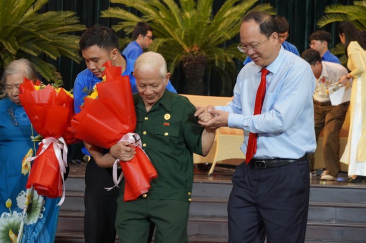 TP.HCM gặp gỡ tri ân 120 người có công tiêu biểu - Ảnh 2.