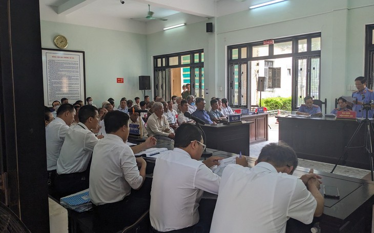 Kê khống hàng nghìn mộ giả để trục lợi, 71 người hầu tòa