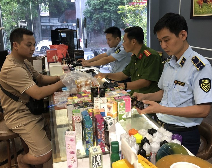 Kinh doanh thuốc lá điện tử nhập lậu, 3 cơ sở bị xử phạt 45 triệu đồng - Ảnh 2.