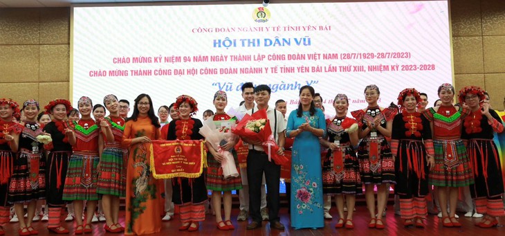 Công đoàn ngành Y tế Yên Bái tổ chức Hội thi dân vũ
‘Vũ điệu ngành Y’ năm 2023 - Ảnh 1. Công đoàn ngành Y tế Yên Bái tổ chức Hội thi dân vũ
‘Vũ điệu ngành Y’ năm 2023 - Ảnh 1.