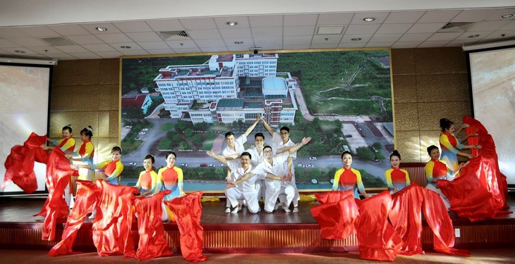 Công đoàn ngành Y tế Yên Bái tổ chức Hội thi dân vũ
‘Vũ điệu ngành Y’ năm 2023 - Ảnh 3. Công đoàn ngành Y tế Yên Bái tổ chức Hội thi dân vũ
‘Vũ điệu ngành Y’ năm 2023 - Ảnh 3.