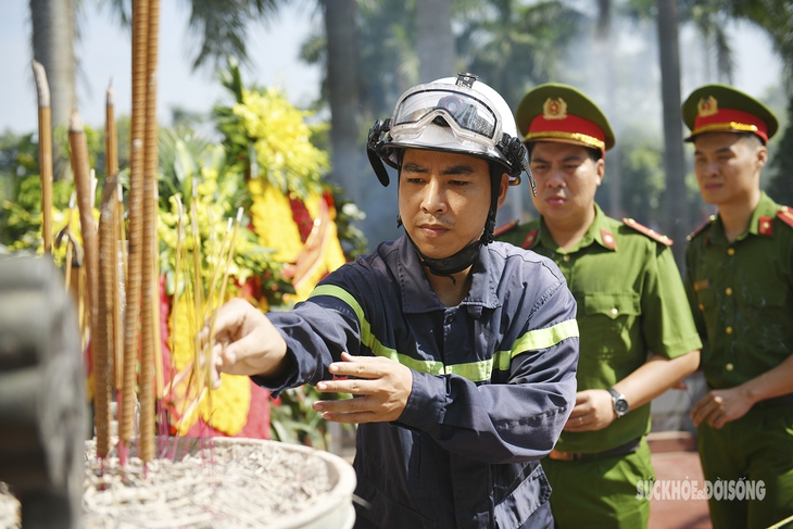 Xúc động hình ảnh các chiến sĩ PCCC thắp hương tri ân tại nghĩa trang Hà Nội - Ảnh 2. Xúc động hình ảnh các chiến sĩ PCCC thắp hương tri ân tại nghĩa trang Hà Nội - Ảnh 2.