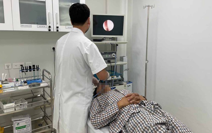 Tự ý dùng thuốc xịt mũi nhiều năm, chàng trai 25 tuổi suy thượng thận thứ phát