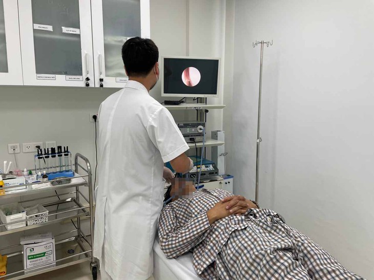 Tự ý dùng thuốc xịt mũi nhiều năm, chàng trai 25 tuổi mắc suy thượng thận - Ảnh 1.