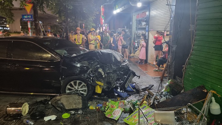 Xét nghiệm ma túy tài xế ô tô lao lên vỉa hè khiến 4 người bị thương - Ảnh 2. Xét nghiệm ma túy tài xế ô tô lao lên vỉa hè khiến 4 người bị thương - Ảnh 2.