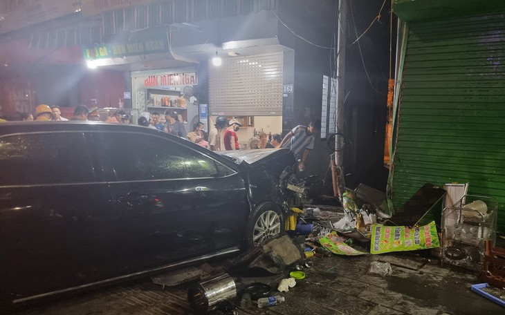 Hà Nội: Ô tô mất lái lao lên vỉa hè khiến 4 người bị thương