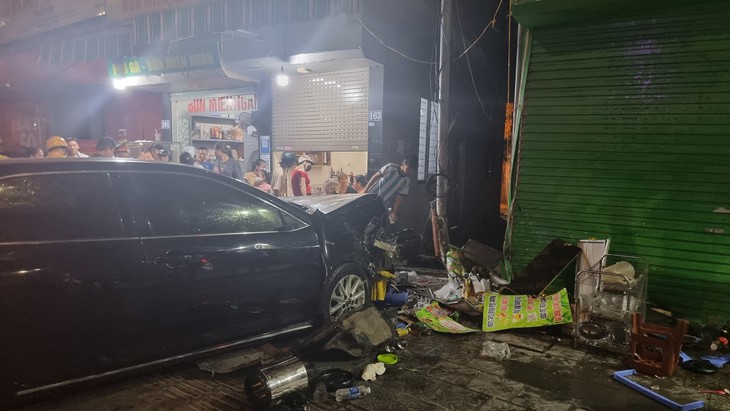 Xét nghiệm ma túy tài xế ô tô lao lên vỉa hè khiến 4 người bị thương - Ảnh 3. Xét nghiệm ma túy tài xế ô tô lao lên vỉa hè khiến 4 người bị thương - Ảnh 3.