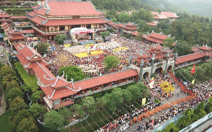 Từ việc chùa Ba Vàng chưa báo cáo tiền công đức, mỗi nơi thờ tự có cách quản lý khác nhau - Ảnh 1. Từ việc chùa Ba Vàng chưa báo cáo tiền công đức, mỗi nơi thờ tự có cách quản lý khác nhau - Ảnh 1.
