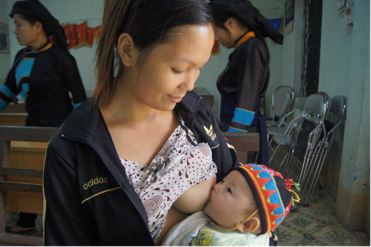 Bà mẹ nuôi con bú nên ăn gì, kiêng gì để lợi sữa? - Ảnh 1.