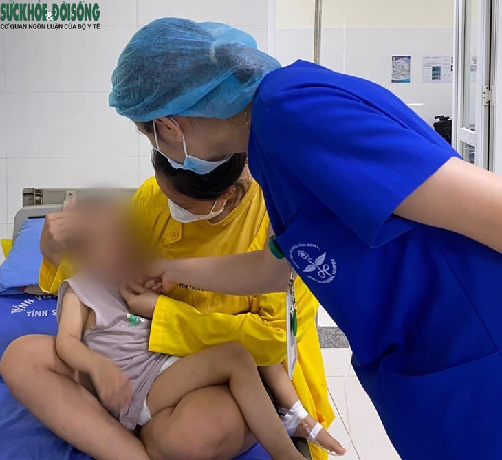 Trẻ ngậm nhiệt kế trong miệng, thận trọng kẻo ngộ độc thủy ngân - Ảnh 1.