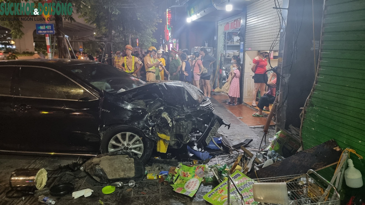 Hà Nội: Ô tô mất lái lao lên vỉa hè khiến 4 người bị thương - Ảnh 2.