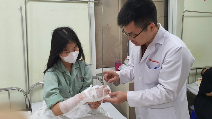 Máy xay đa năng nghiến đứt gân tay thiếu nữ - Ảnh 3.
