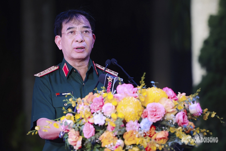 Hàng ngàn ngọn nến sáng rực trong đêm thiêng liêng - Ảnh 1.