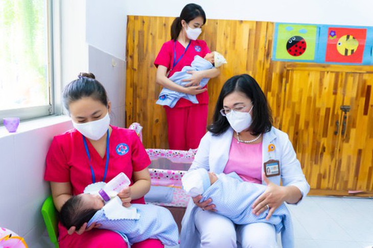 Khám sức khoẻ miễn phí cho 259 trẻ chào đời trong tâm dịch COVID-19 - Ảnh 1.
