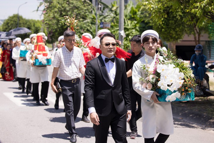 Shark Bình tình tứ hôn Phương Oanh trước cửa nhà trong lễ ăn hỏi - Ảnh 1.