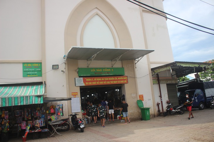 Rệu rã chợ Đầm tròn Nha Trang sau hơn nửa thế kỷ tồn tại - Ảnh 12.