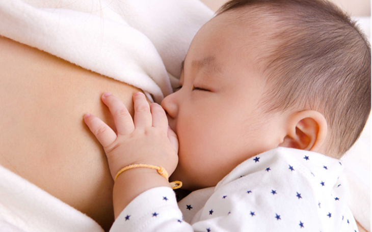 Cho con bú đúng cách để trẻ không bị sặc sữa