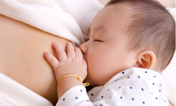 Những tư thế cho con bú đúng cách để trẻ không bị sặc sữa - Ảnh 2.