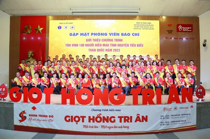 Tôn vinh 100 người hiến máu tiêu biểu: Gieo thêm những hạt giống của lòng nhân ái

 - Ảnh 1.