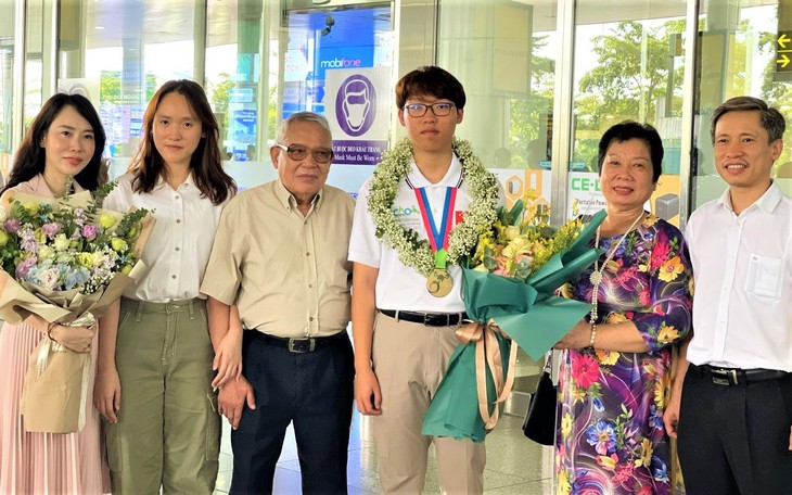 Câu chuyện ấn tượng về gia đình bác sĩ ngoại khoa nổi tiếng có con đạt Huy chương Vàng Olympic Hóa Quốc tế