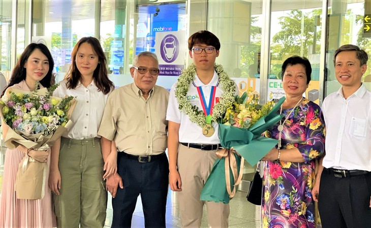 Câu chuyện ấn tượng về gia đình bác sĩ ngoại khoa nổi tiếng có con đạt Huy chương Vàng Olympic Hóa Quốc tế - Ảnh 1. Câu chuyện ấn tượng về gia đình bác sĩ ngoại khoa nổi tiếng có con đạt Huy chương Vàng Olympic Hóa Quốc tế - Ảnh 1.