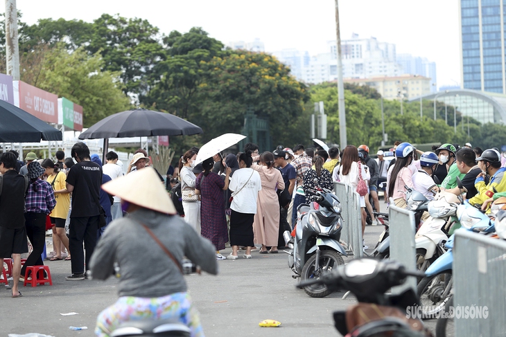 Dân phe "xả lỗ" vé xem show diễn của 4 cô gái đến từ xứ sở Kim Chi   - Ảnh 1.