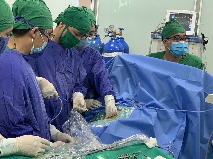Phẫu thuật nội soi điều trị cho cô gái dị tật thận niệu quản đôi - Ảnh 1. Phẫu thuật nội soi điều trị cho cô gái dị tật thận niệu quản đôi - Ảnh 1.