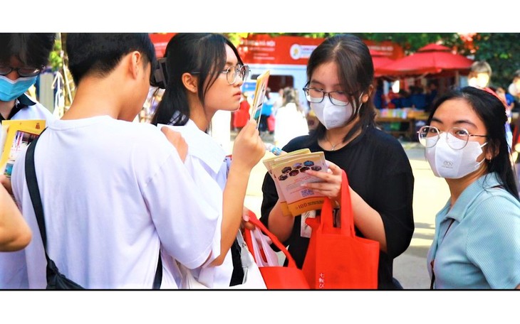Có nên "om" nguyện vọng xét tuyển đại học đến phút chót?