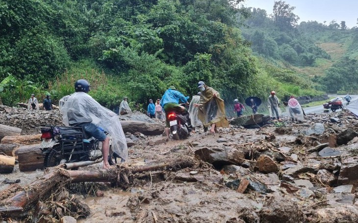 Mưa lớn gây sạt lở tại Quốc lộ 32, giao thông toàn tuyến bị ảnh hưởng