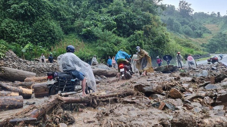 Mưa lớn gây sạt lở tại Quốc lộ 32, giao thông toàn tuyến bị ảnh hưởng - Ảnh 2. Mưa lớn gây sạt lở tại Quốc lộ 32, giao thông toàn tuyến bị ảnh hưởng - Ảnh 2.