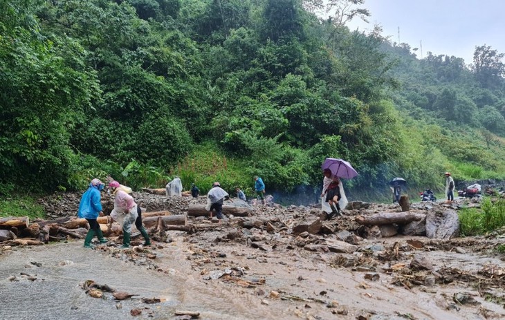 Mưa lớn gây sạt lở tại Quốc lộ 32, giao thông toàn tuyến bị ảnh hưởng - Ảnh 1. Mưa lớn gây sạt lở tại Quốc lộ 32, giao thông toàn tuyến bị ảnh hưởng - Ảnh 1.