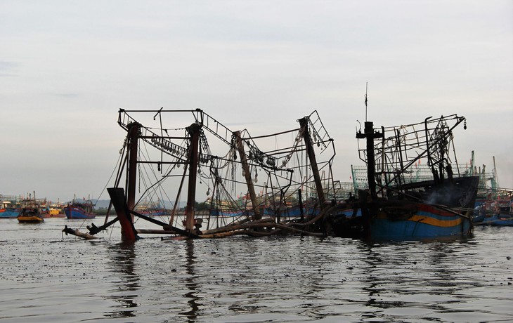 Khám nghiệm hiện trường, làm rõ nguyên nhân vụ cháy 5 tàu ở cảng cá - Ảnh 4. Khám nghiệm hiện trường, làm rõ nguyên nhân vụ cháy 5 tàu ở cảng cá - Ảnh 4.