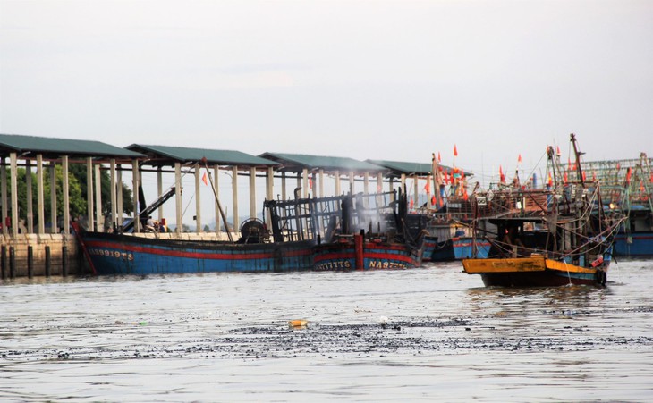 Khám nghiệm hiện trường, làm rõ nguyên nhân vụ cháy 5 tàu ở cảng cá - Ảnh 6. Khám nghiệm hiện trường, làm rõ nguyên nhân vụ cháy 5 tàu ở cảng cá - Ảnh 6.