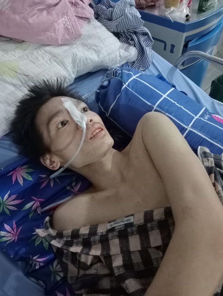 MS 864: Ám ảnh hình ảnh nam thanh niên cơ thể chỉ nặng vỏn vẹn chưa đến 40kg vì bạo bệnh - Ảnh 3. MS 864: Ám ảnh hình ảnh nam thanh niên cơ thể chỉ nặng vỏn vẹn chưa đến 40kg vì bạo bệnh - Ảnh 3.