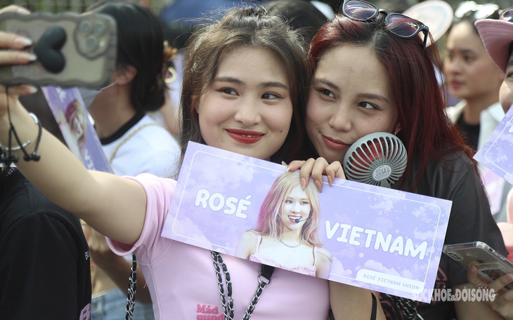 Sân Mỹ Đình ngập tràn sắc hồng đen trong đêm diễn của BlackPink
