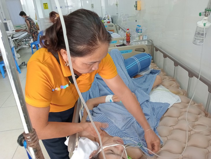 MS 864: Ám ảnh hình ảnh nam thanh niên cơ thể chỉ nặng vỏn vẹn chưa đến 40kg vì bạo bệnh - Ảnh 4. MS 864: Ám ảnh hình ảnh nam thanh niên cơ thể chỉ nặng vỏn vẹn chưa đến 40kg vì bạo bệnh - Ảnh 4.