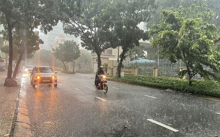 Cảnh báo mưa dông diện rộng kèm lốc sét, nguy cơ cao xảy ra sạt lở ở nhiều khu vực Bắc Bộ