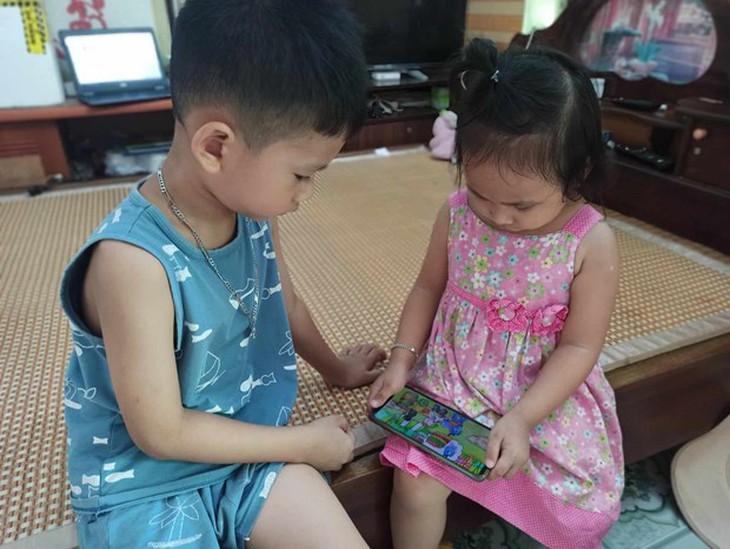 Chuyên gia tiết lộ bí quyết giúp trẻ “cai nghiện” máy tính, tivi - Ảnh 1.