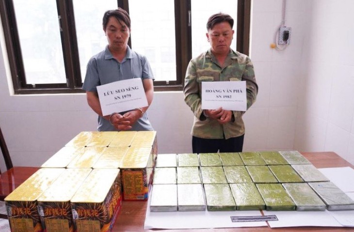 Phát hiện 2 đối tượng trao đổi ba lô chứa 20 bánh heroin - Ảnh 1.