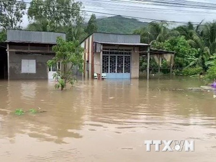 Mưa lớn, dông lốc và sạt lở làm 1 người chết, 10 người bị thương