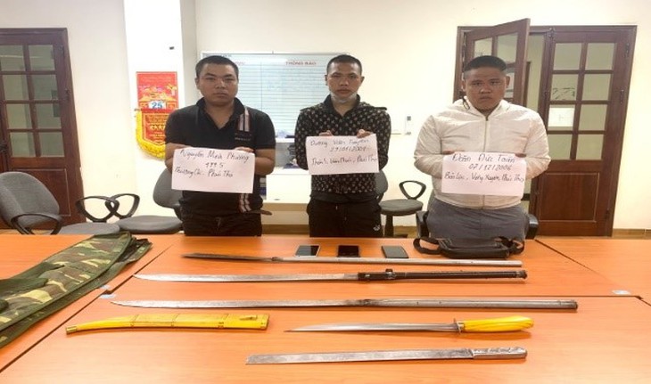 Hà Nội: Bắt nhóm thanh niên mang hung khí đi giải quyết mâu thuẫn - Ảnh 1. Hà Nội: Bắt nhóm thanh niên mang hung khí đi giải quyết mâu thuẫn - Ảnh 1.