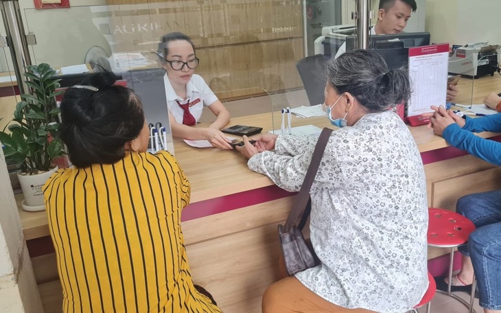 Nhân viên ngân hàng giúp cụ bà dừng chuyển 600 triệu đồng cho kẻ lừa đảo tự xưng công an