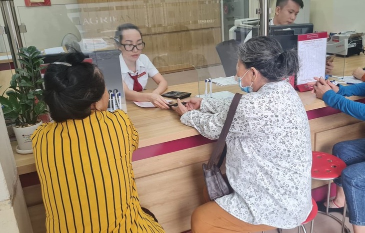 Nhanh trí, nhân viên ngân hàng giúp người dân tránh khỏi vụ lừa đảo - Ảnh 1.