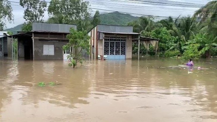 Mưa lớn, dông lốc và sạt lở làm 1 người chết, 10 người bị thương - Ảnh 1.