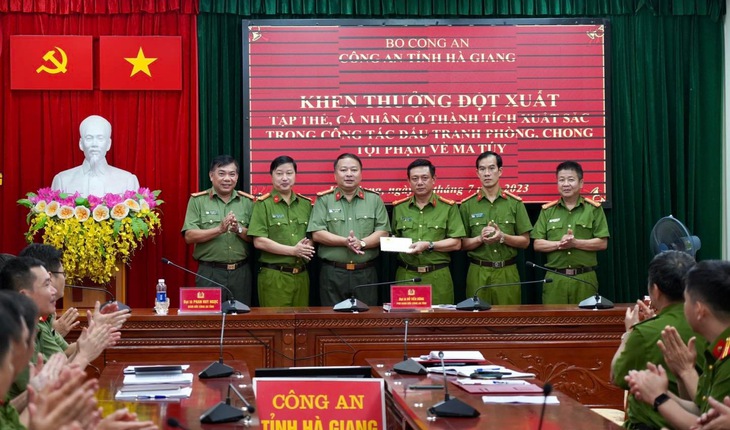 Khen thưởng ‘nóng’ Ban chuyên án bắt 20 bánh heroin cùng 2 đối tượng - Ảnh 1.